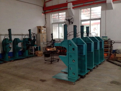 無鉚釘壓鉚機設備 高效鉚接0.6-2.5mm板材，濟南賽思特流體系統設備提供三套模具